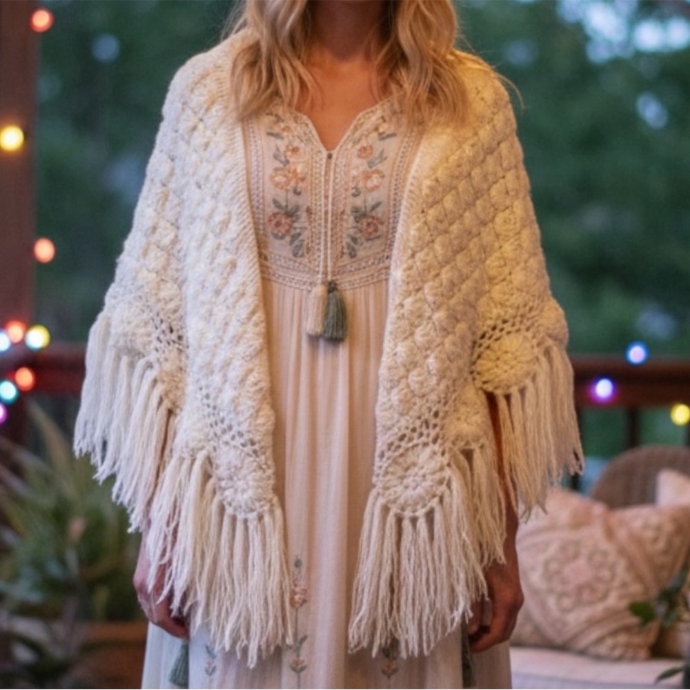 Vintage Sunburst Crochet Cottagecore Boho Fairycore Fringed Shawl SZ OS Cream